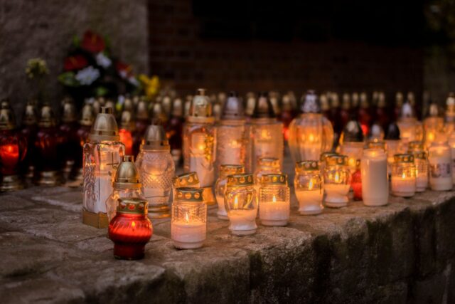 Lumini accesi al cimitero per la commemorazione dei defunti